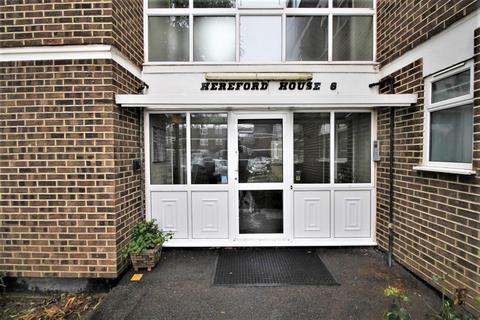 3 bedroom flat for sale, Hereford House, Stratton Close, Edgware, Greater London, HA8
