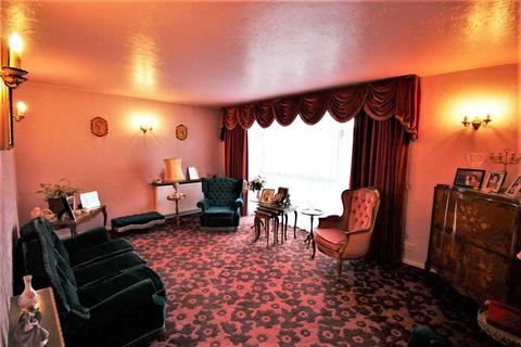 3 bedroom flat for sale, Hereford House, Stratton Close, Edgware, Greater London, HA8