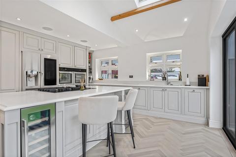 4 bedroom detached house for sale, Faversham Avenue, North Chingford
