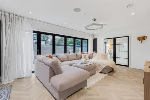 4 bedroom detached house for sale, Faversham Avenue, North Chingford