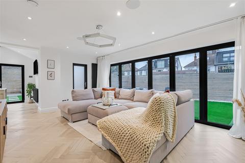 4 bedroom detached house for sale, Faversham Avenue, North Chingford