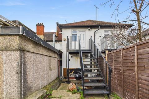 3 bedroom flat to rent, Chipstead Valley Road, Coulsdon CR5