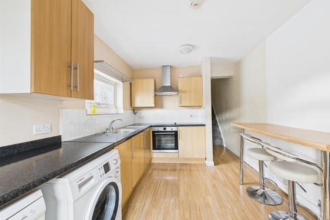 3 bedroom flat to rent, Chipstead Valley Road, Coulsdon CR5