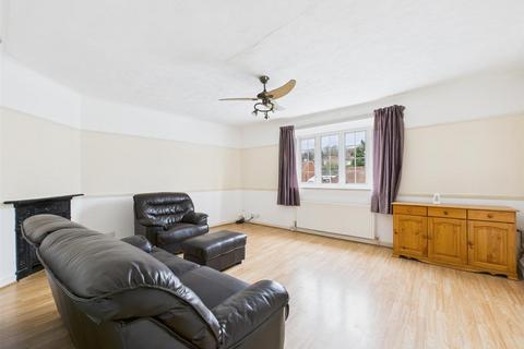 3 bedroom flat to rent, Chipstead Valley Road, Coulsdon CR5