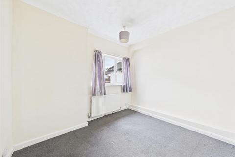 3 bedroom flat to rent, Chipstead Valley Road, Coulsdon CR5