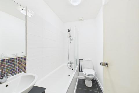 3 bedroom flat to rent, Chipstead Valley Road, Coulsdon CR5