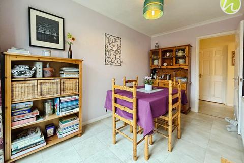 4 bedroom semi-detached house for sale, Champion Close, Stanford-Le-Hope, SS17