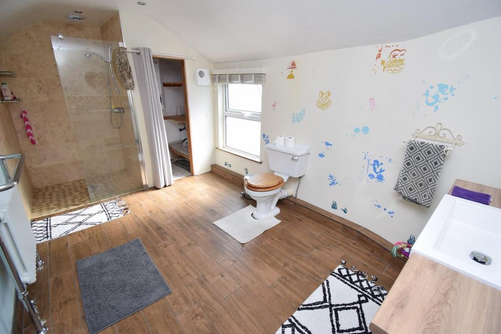 Bathroom.JPG