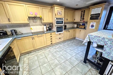 5 bedroom detached house for sale, Bullfinch Close, Colchester