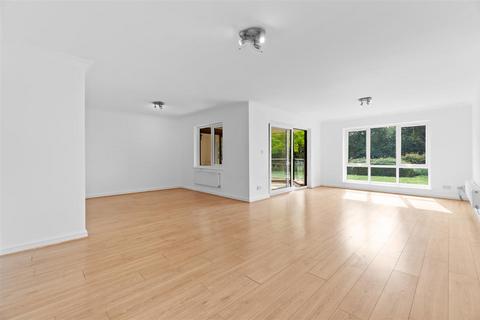 3 bedroom flat for sale, Blyth Road, BR1