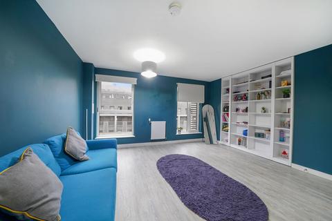 3 bedroom flat for sale, Shipbuilding Way, London, E13
