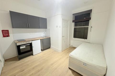 Studio to rent, Lyncroft Gardens, London, NW6
