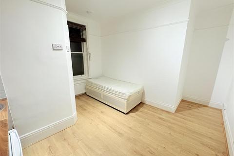 Studio to rent, Lyncroft Gardens, London, NW6