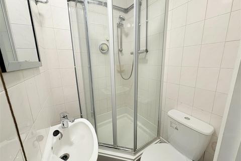 Studio to rent, Lyncroft Gardens, London, NW6