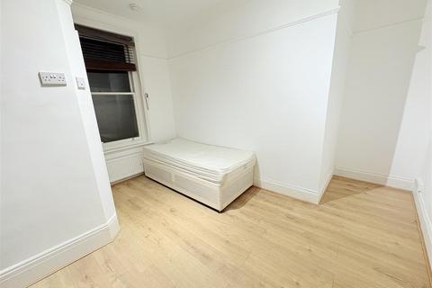 Studio to rent, Lyncroft Gardens, London, NW6