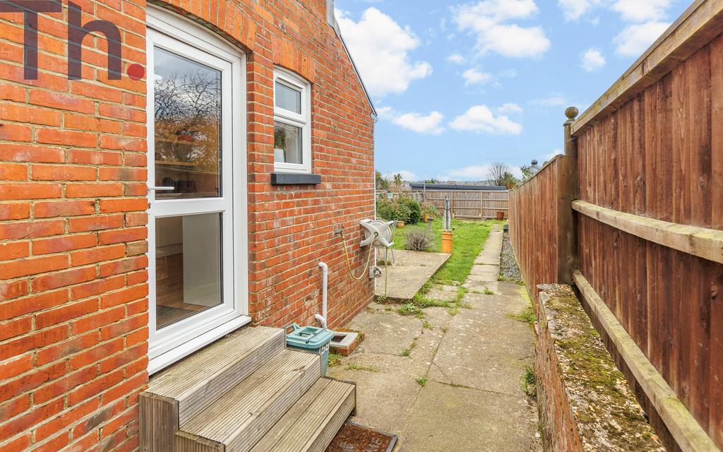 Side Access to Rear Garden