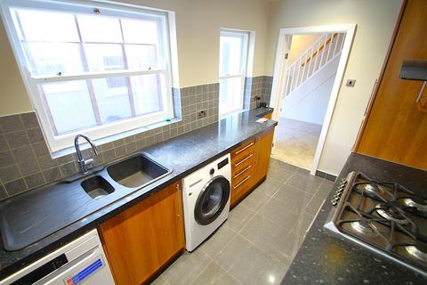 3 bedroom semi-detached house to rent, Drummond Road, Romford
