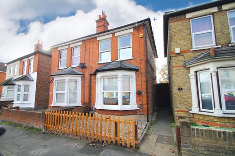 3 bedroom semi-detached house to rent, Drummond Road, Romford