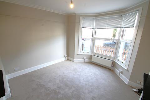 3 bedroom semi-detached house to rent, Drummond Road, Romford