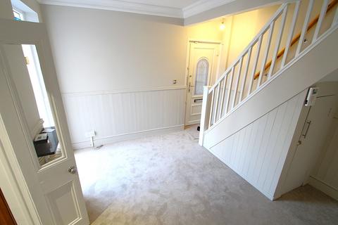 3 bedroom semi-detached house to rent, Drummond Road, Romford