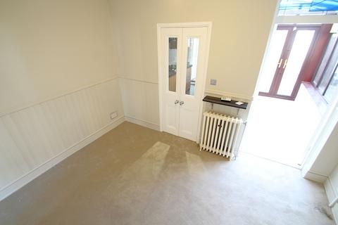 3 bedroom semi-detached house to rent, Drummond Road, Romford