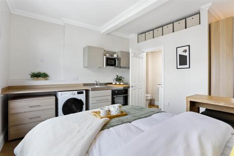 Studio to rent, Belmont Road, Wallington SM6