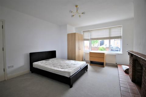 5 bedroom semi-detached house to rent, Kynaston Road Bromley BR1