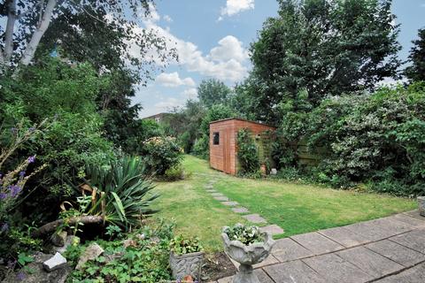 5 bedroom semi-detached house to rent, Kynaston Road Bromley BR1