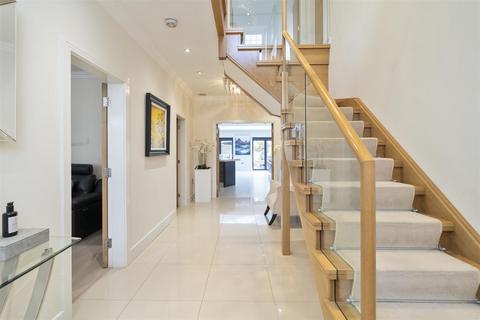 5 bedroom detached house to rent, Avenue Road, Dorridge, Solihull