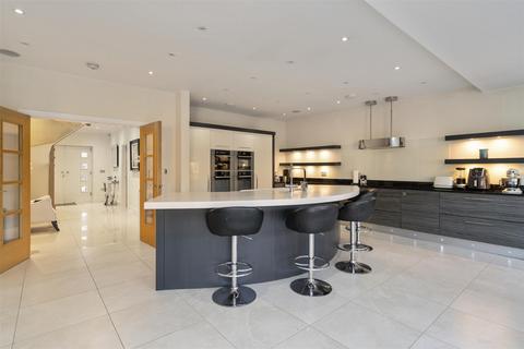 5 bedroom detached house to rent, Avenue Road, Dorridge, Solihull