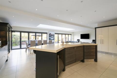 5 bedroom detached house to rent, Avenue Road, Dorridge, Solihull