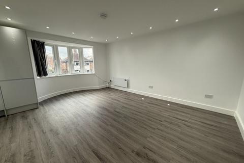 3 bedroom flat to rent, Lynton Road, London