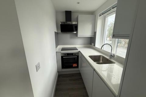 3 bedroom flat to rent, Lynton Road, London