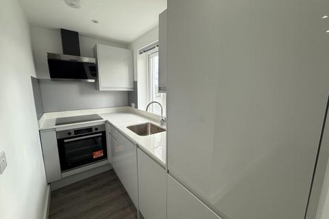 3 bedroom flat to rent, Lynton Road, London