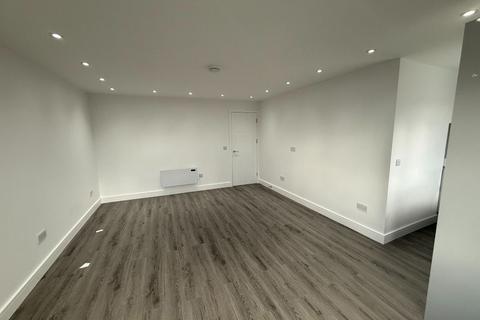 3 bedroom flat to rent, Lynton Road, London