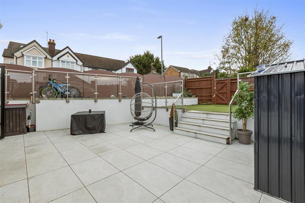 40 Rosebery Ave, HP13 7 AL-3.jpg