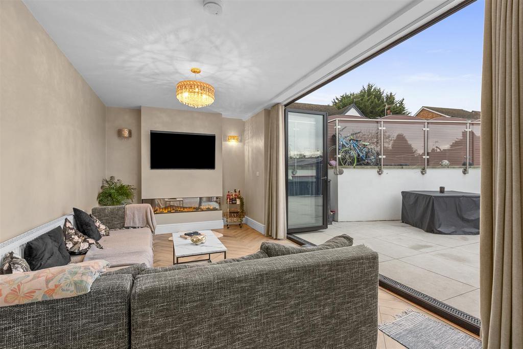 40 Rosebery Ave, HP13 7 AL-6.jpg