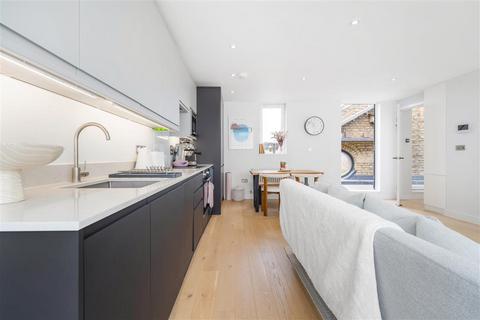 2 bedroom flat for sale, Silvester Road, SE22