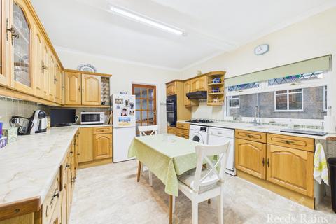 2 bedroom bungalow for sale, Scholes Park Road, North Yorkshire YO12