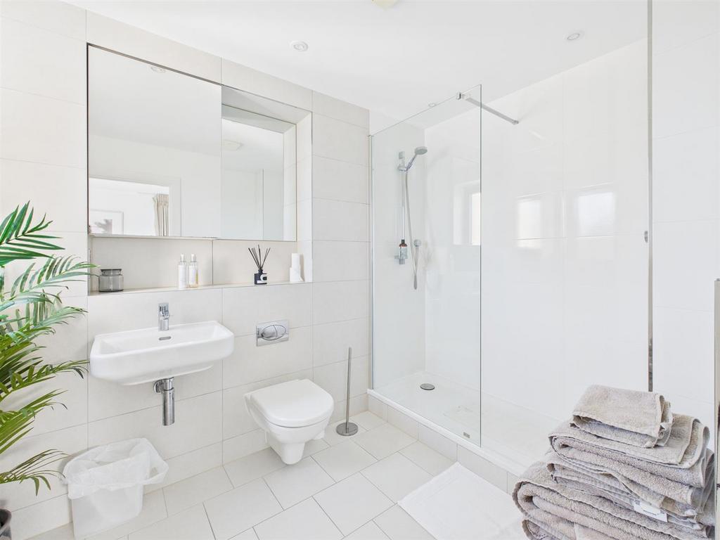 CAM04392 G0-PR0158-STILL038.jpg