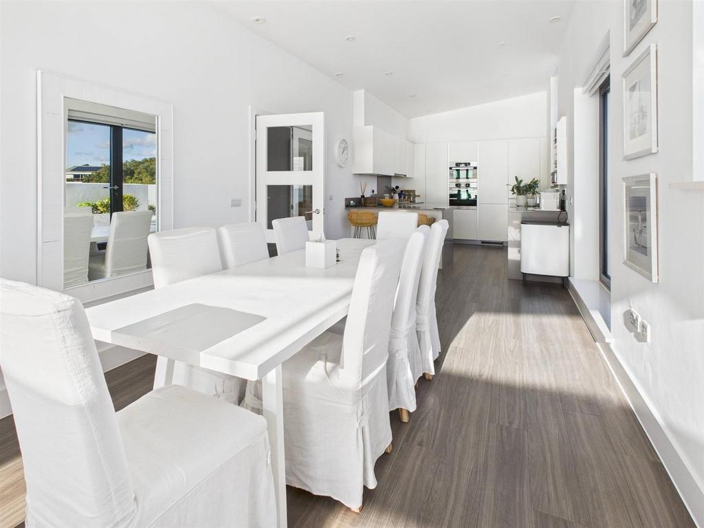 CAM04392 G0-PR0158-STILL006.jpg