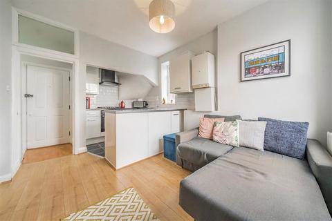 2 bedroom flat to rent, Camden Road, London N7