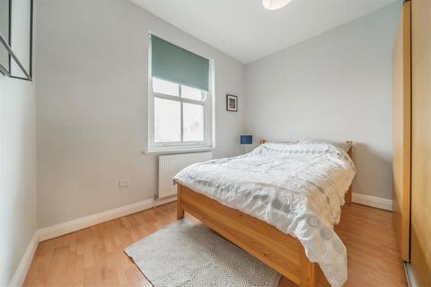 2 bedroom flat to rent, Camden Road, London N7