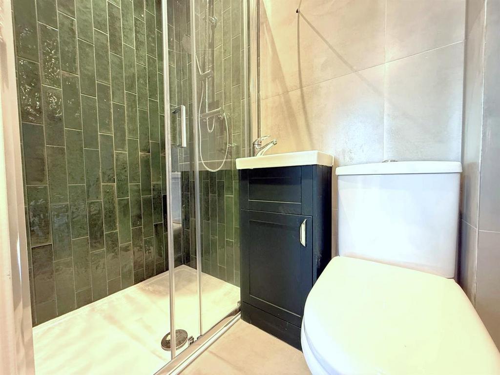 Bathroom B.jpg