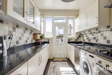 4 bedroom terraced house for sale, Hedge Lane, Palmers Green, N13