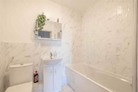 2 bedroom apartment for sale, Aspects Court, Slough