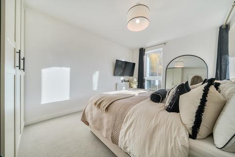 1 bedroom flat for sale, Castle Hill Drive, Ebbsfleet Valley, Swanscombe, DA10