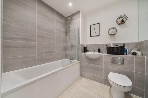 1 bedroom flat for sale, Castle Hill Drive, Ebbsfleet Valley, Swanscombe, DA10