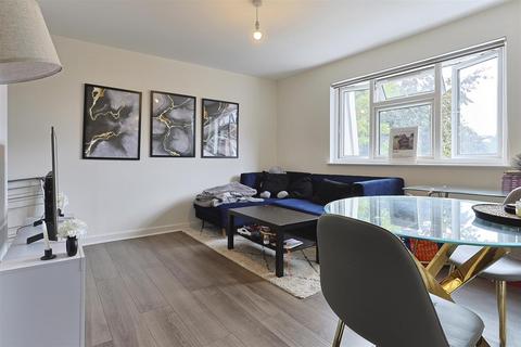 1 bedroom flat for sale, Green Lanes, Winchmore Hill, N21