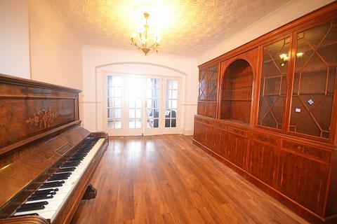 3 bedroom semi-detached house to rent, Herent Drive, IG5 0HQ